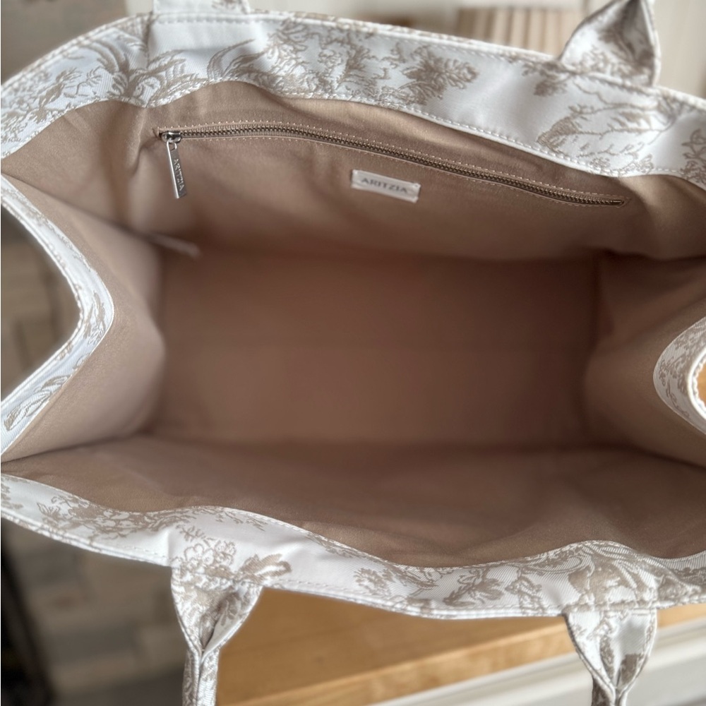 Aritzia Tote - Picture 3 of 4